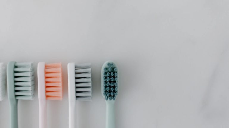 Jak myć zęby po ekstrakcji zęba?