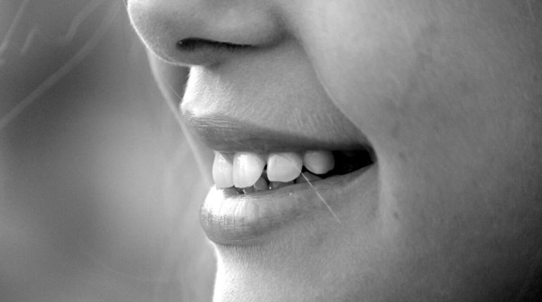 Szpara między zębami - jak ją usunąć?